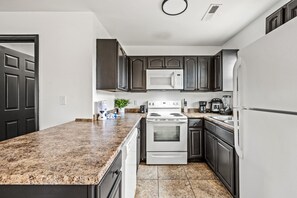 ثلاجة، ميكروويف، فرن، موقد طهي مسطح