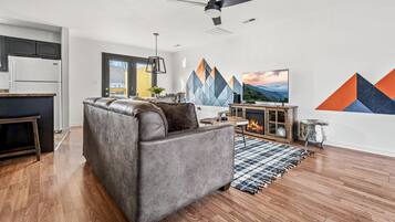 智能电视、壁炉、书