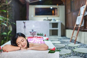 Villa romántica | Baño | Bañera y ducha independientes y bañera profunda