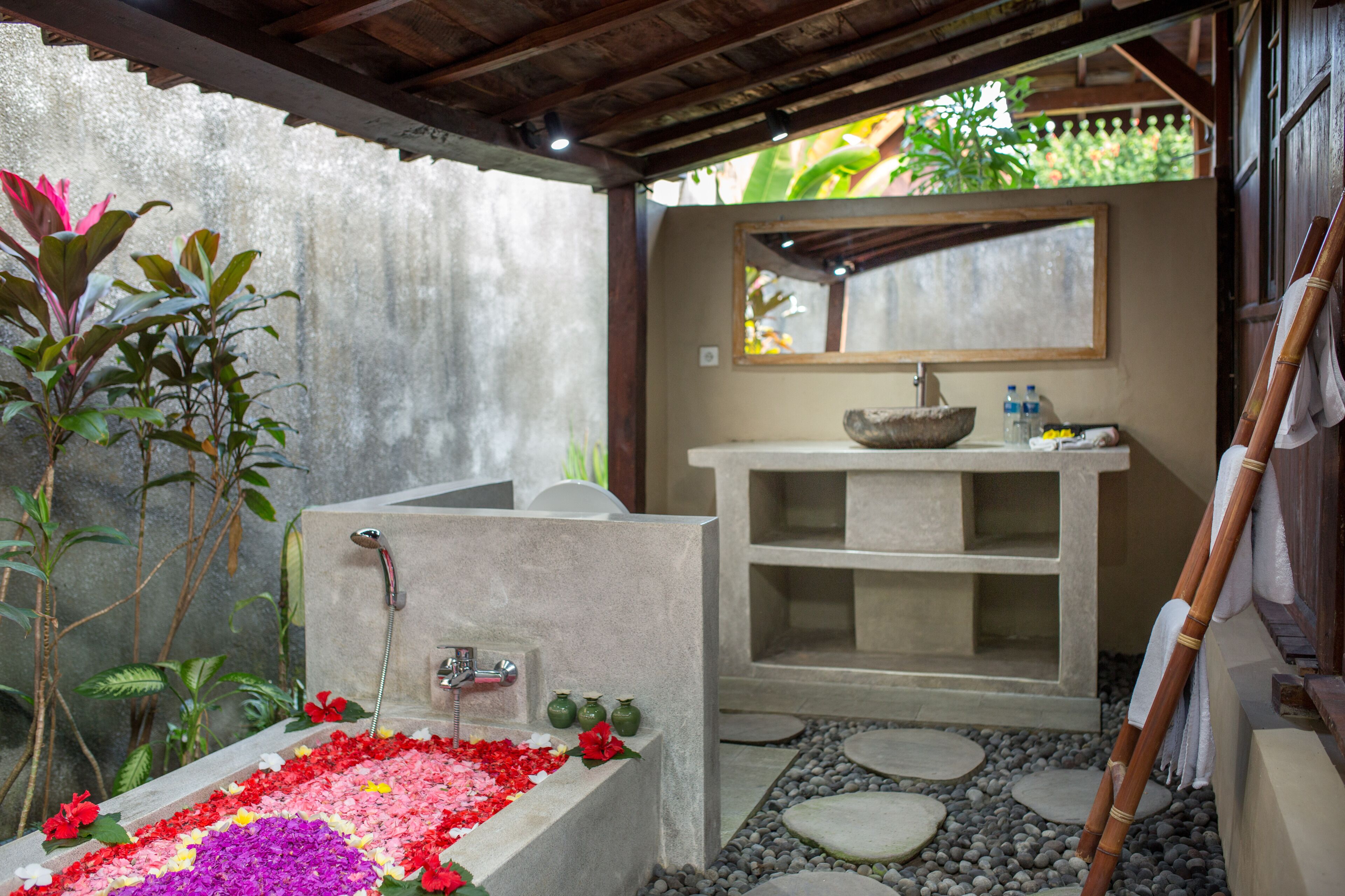 Villa Romantique | Salle de bain | Baignoire et douche séparées, baignoire relaxante profonde