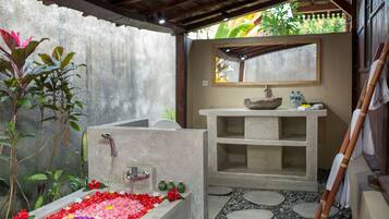 Villa Romantique | Salle de bain | Baignoire et douche séparées, baignoire relaxante profonde