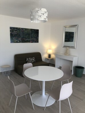 Dining - L 'Alivu first floor of a villa with communal swimming pool (Ajaccio)