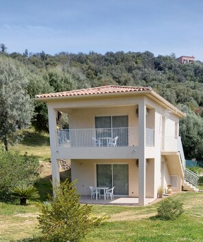 Exterior - L 'Alivu first floor of a villa with communal swimming pool (Ajaccio)