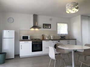 Réfrigérateur, micro-ondes, four, plaque de cuisson