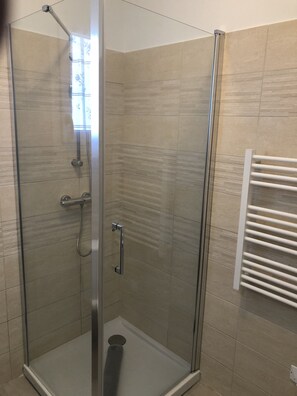 Shower, hair dryer - L 'Alivu first floor of a villa with communal swimming pool (Ajaccio)