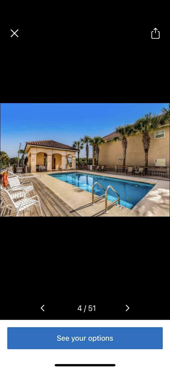 Una piscina al aire libre, una piscina climatizada