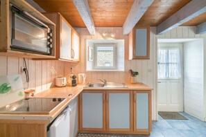 Fridge, oven, coffee/tea maker, electric kettle - La Petite Chaumière - One Bedroom House, Sleeps 4 (Moëlan-sur-Mer)