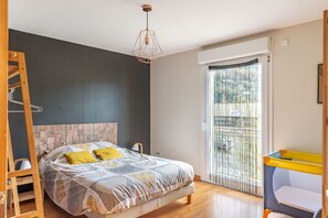 5 bedrooms, iron/ironing board, free WiFi, bed sheets