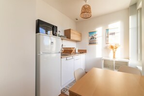 Fridge, microwave, coffee/tea maker, electric kettle