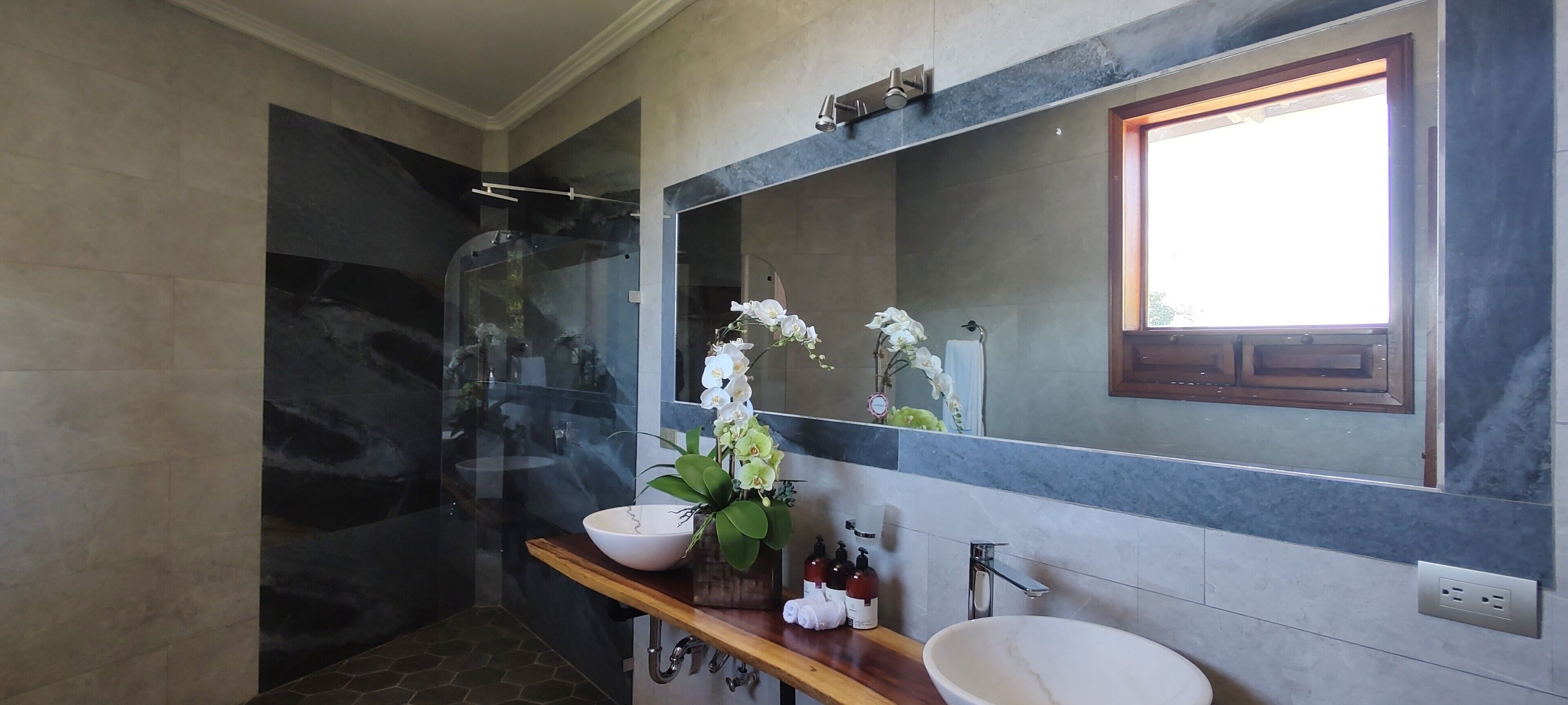 Royal Double Room | Bilik Mandi | Pancuran mandi, hulu semburan mandi hujan, tuala disediakan, sabun 