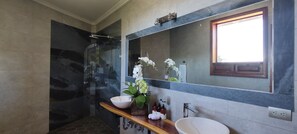 Royal-Doppelzimmer | Badezimmer | Dusche, Regendusche, Handtücher, Seife