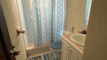 Douche, serviettes fournies, savon, papier de toilette