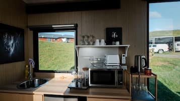 Refrigerador, microondas, placa de cocina, cafetera/tetera