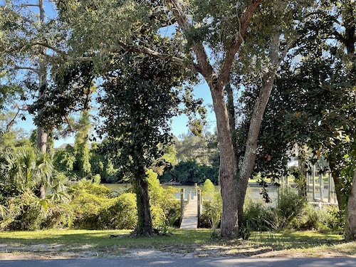 Walk to Old St Andrews from cozy bungalow on Lake Huntington: The Crow’s Nest 