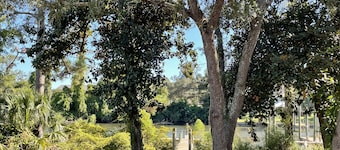 Walk to Old St Andrews from cozy bungalow on Lake Huntington: The Crow’s Nest