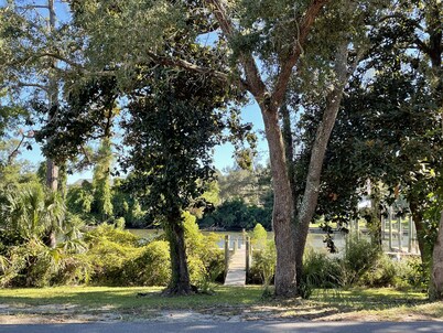 Walk to Old St Andrews from cozy bungalow on Lake Huntington: The Crow’s Nest