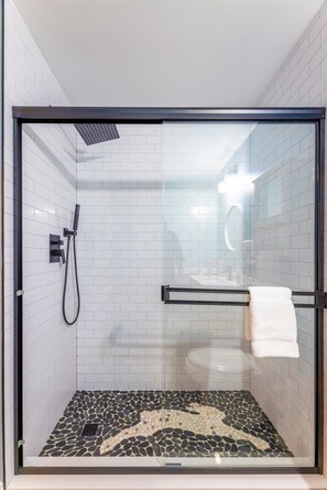 Badewanne, Haartrockner, Handtücher, Seife