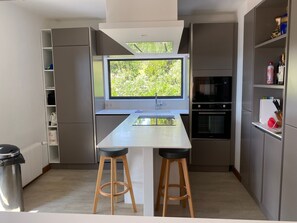Fridge, microwave, oven, stovetop - Waterfront villa (Bormes-les-Mimosas)