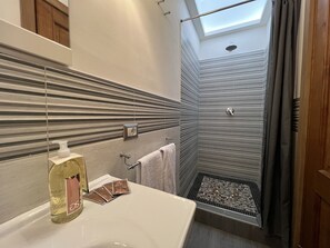 Dusche, Haartrockner, Bidet, Handtücher