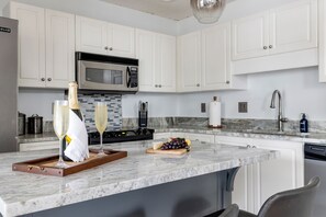 Frigorífic, microones, forn i placa de cuina 