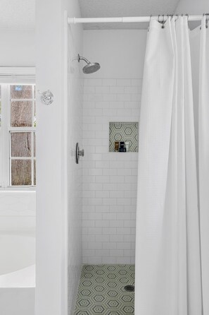 Séchoir à cheveux, savon, shampooing, papier de toilette
