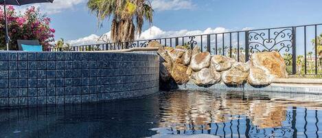 Alberca al aire libre y alberca climatizada