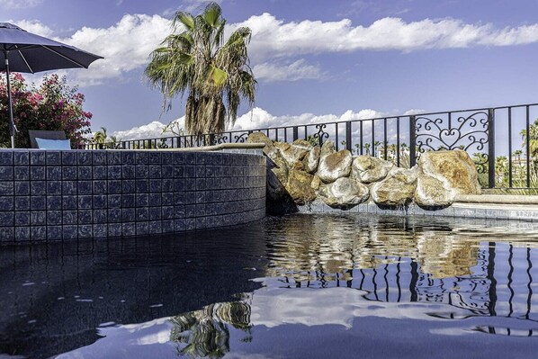 Alberca al aire libre y alberca climatizada