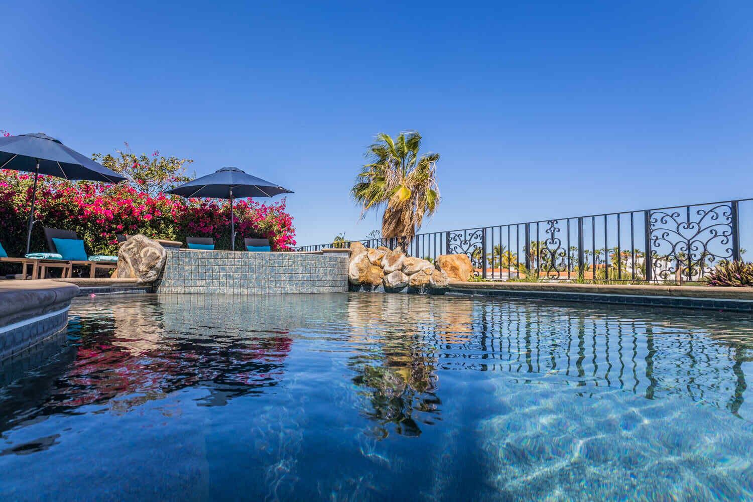 Utendørsbasseng og et oppvarmet basseng