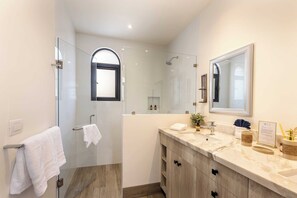 Een douche, een haardroger, handdoeken, zeep