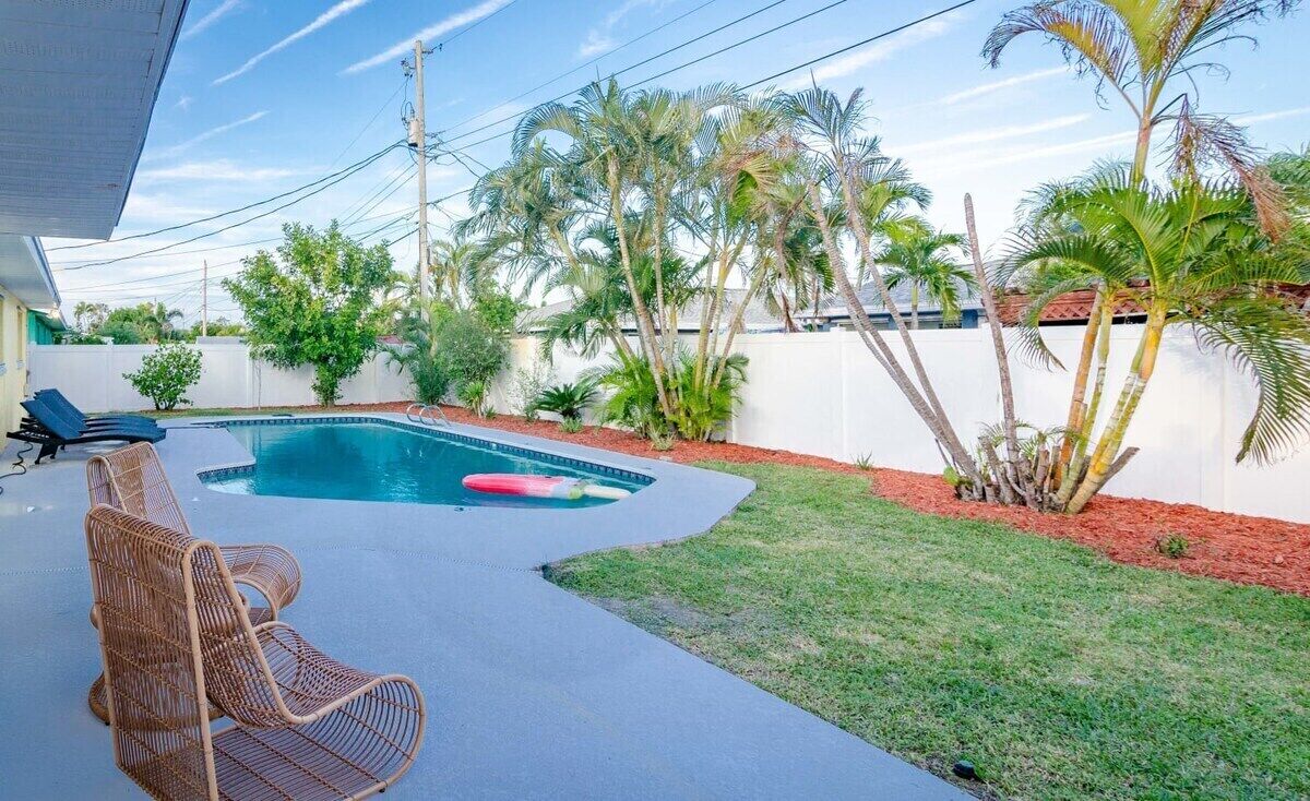 Heated Pool! Bikes+Beach+27-Acre Park Spacious 3br