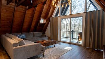 Smart-TV, Videospiele, Tischfußball, Bücher