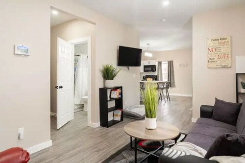 Comfy Cozy 2br home priv.parking 10min to dntwn
