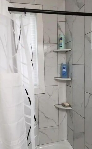 Haartrockner, Handtücher, Seife, Shampoo