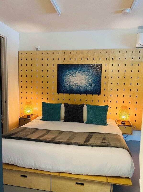 1 habitación, escritorio, tabla de planchar con plancha y wifi 