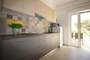 Køleskab, mikrobølgeovn, kogeplade, opvaskemaskine