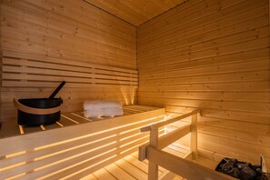 Deluxe Apartment, 2 Bedrooms, Sauna, City View | Bathroom | Shower, hair dryer, bathrobes, bidet - Rahulihomes Jyväskylä (Jyväskylä)