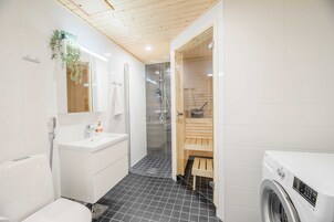 Apartamento Deluxe, 2 habitaciones, sauna, vistas a la ciudad | Baño | Ducha, secador de pelo, albornoces y bidé