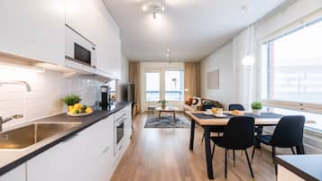 Deluxe appartement, 2 slaapkamers, sauna, uitzicht op de stad | Privékeuken | Een koelkast met diepvriezer, een microgolfoven, een oven, een kookplaat