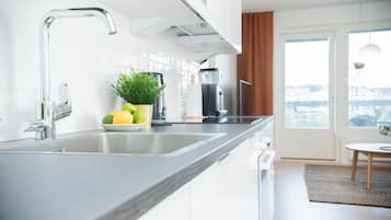 Superior appartement, sauna, gedeeltelijk uitzicht op meer | Privékeuken | Een koelkast met diepvriezer, een microgolfoven, een oven, een kookplaat