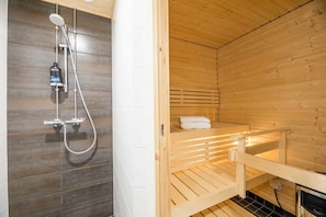 Deluxe-Apartment, 2 Schlafzimmer, Sauna, Stadtblick | Badezimmer | Dusche, Haartrockner, Bademäntel, Bidet