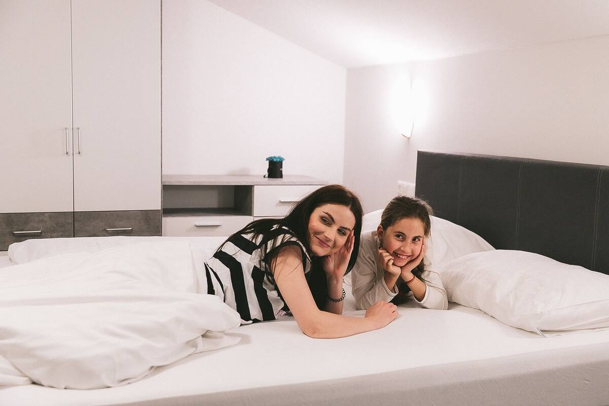 Un dormitorio con cama, mesita de noche y cómoda.