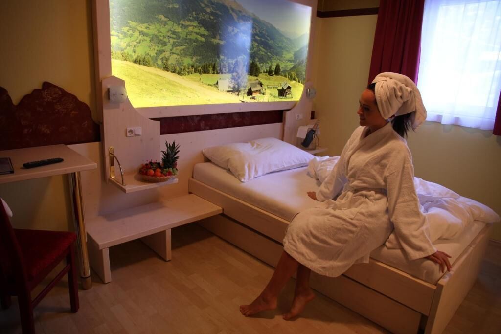 Ropa de cama hipoalergénica y caja de seguridad en la habitación 