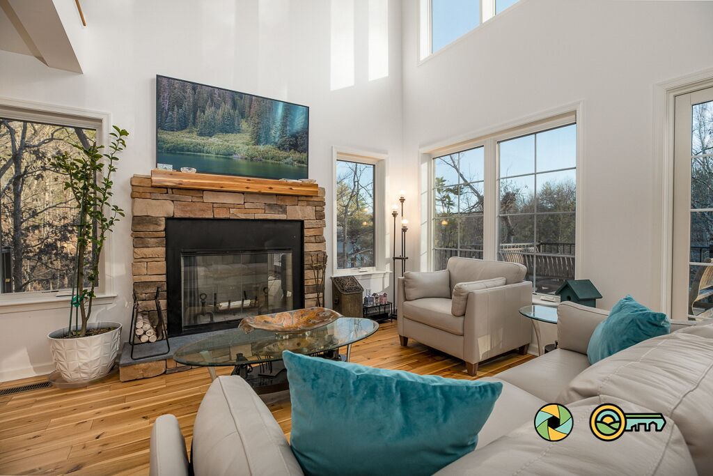 Télévision, cheminée, baby-foot, table de tennis de table