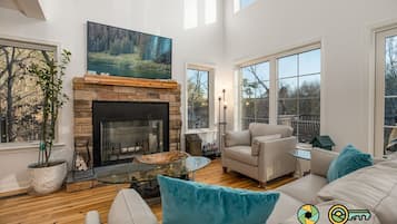 Télévision, cheminée, baby-foot, table de tennis de table