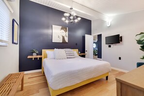 2 soverom, skrivebord, strykejern/-brett og wi-fi (inkludert)