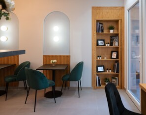 32 インチの薄型テレビ (デジタル放送視聴可)、テレビ、Netflix