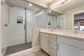 Een douche, een haardroger, handdoeken, shampoo