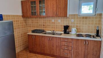 Fridge, microwave, dishwasher, coffee/tea maker