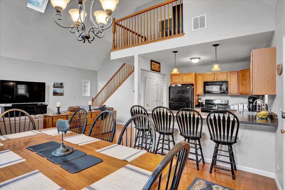 Guest Favorite Poconos Family Home- Fun Community Lake, Pools, Tikibar and More!