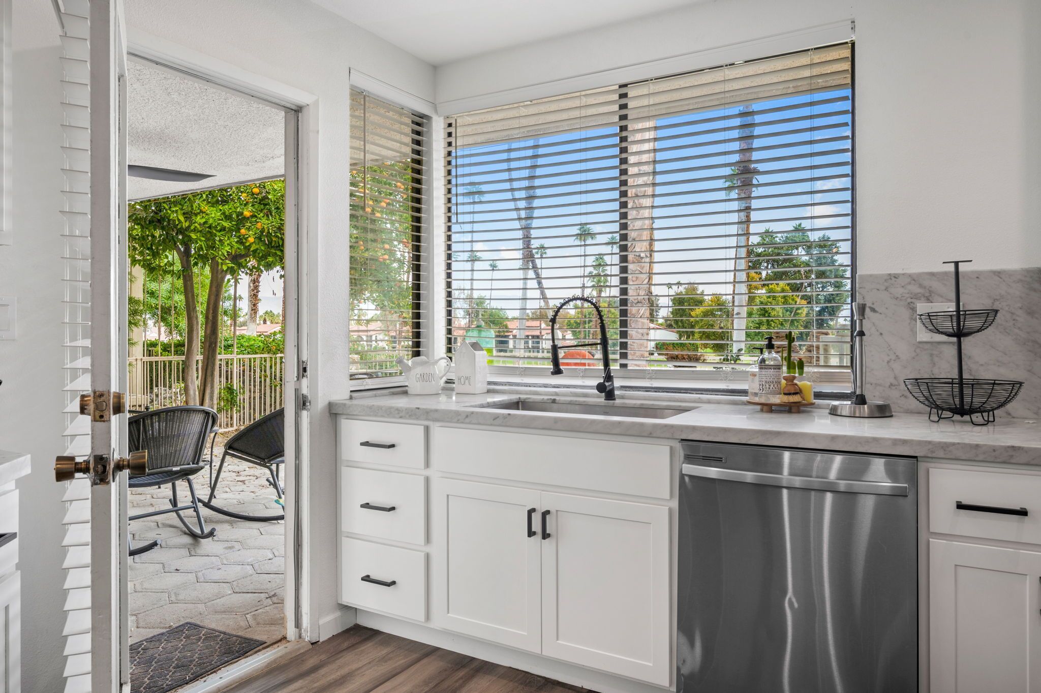 Refrigerador, microondas y parrilla de estufa 